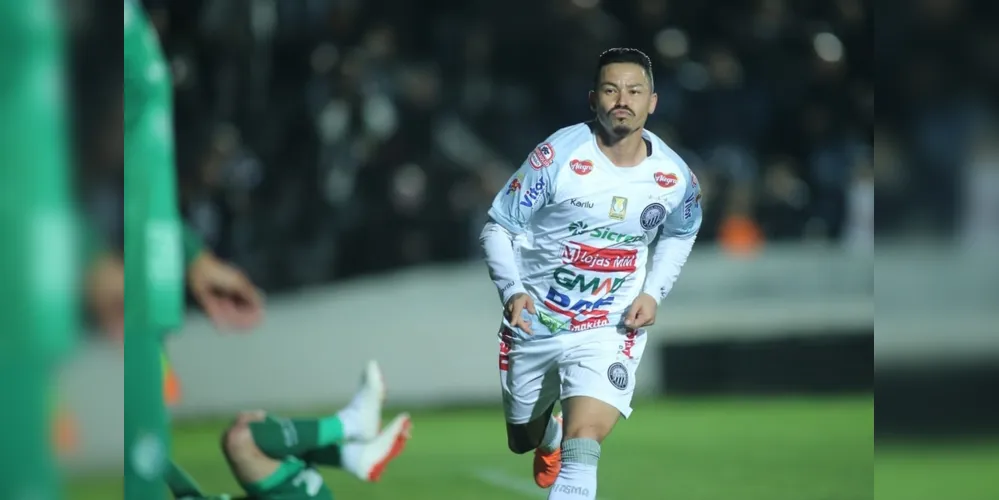 Cleyton comemora gol marcado na primeira etapa da partida