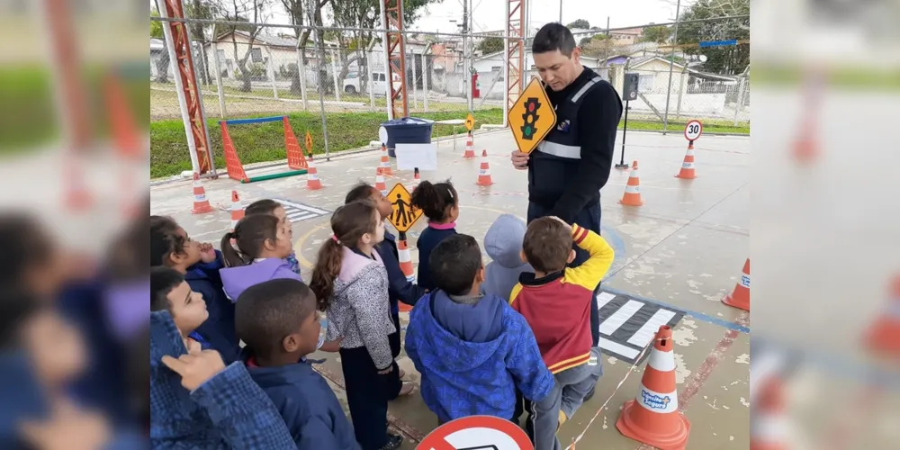 Durante a escolinha de trânsito os pequenos aprenderam mais sobre os meios de transportes terrestres e sobre as regras de trânsito