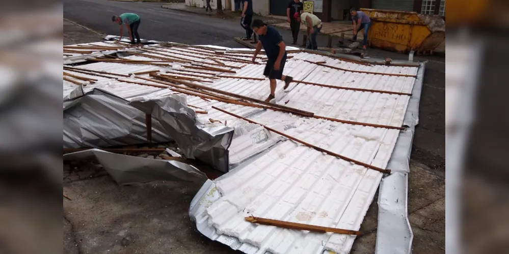 Vento arrancou estrutura metálica de estabelecimento comercial