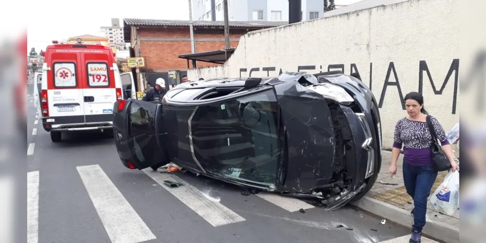 Acidente aconteceu no cruzamento das ruas Santos Dumont com a rua do Rosário. Duas pessoas ficaram feridas

