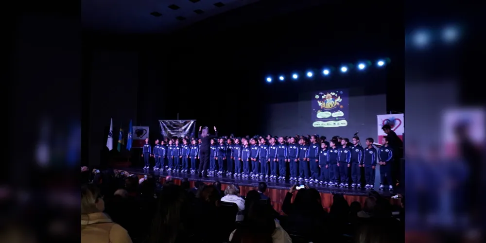 150 crianças da Escola Municipal Professora Zahira Catta Preta Mello emprestaram suas vozes para a primeira apresentação