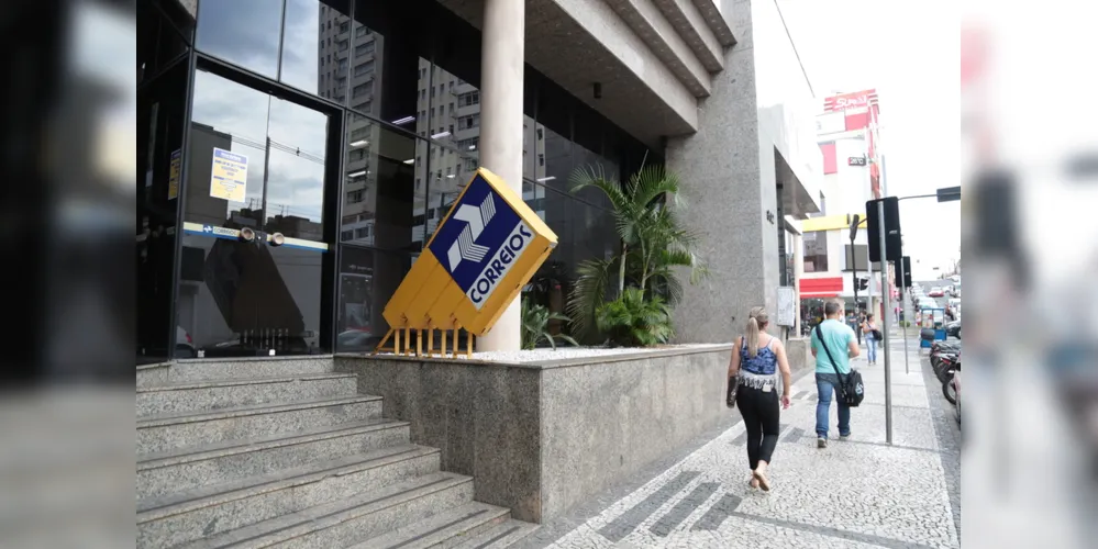 Categoria quer impedir a redução dos salários e de benefícios, e é contra a privatização da estatal