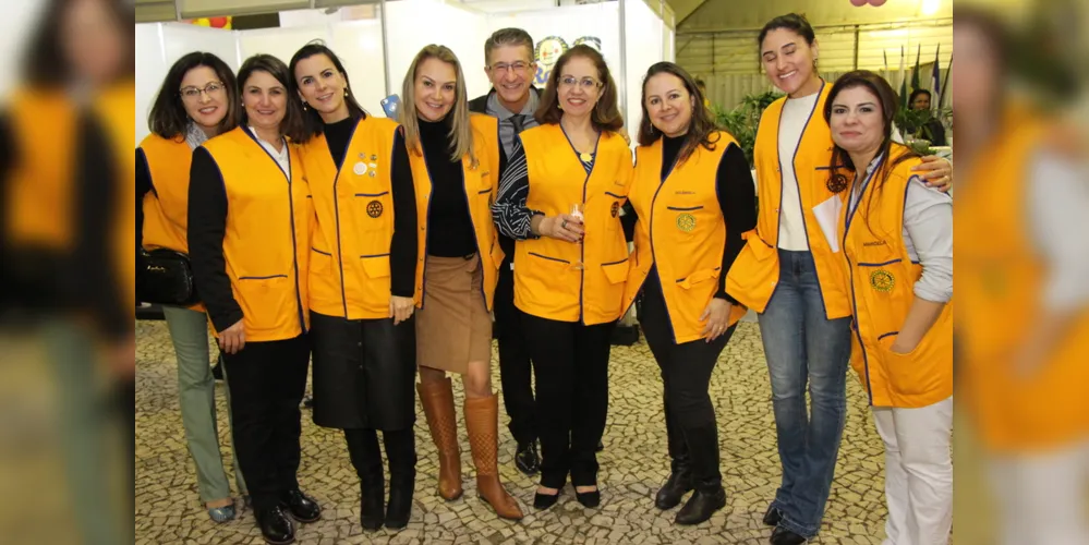 No último domingo (08), encerrou 9ª Expo&Flor - Exposição de Flores de Holambra. O evento foi sucesso de público e também de arrecadação. Os valores recebidos serão repassados para a execução de projetos assistenciais em nossa cidade. Na foto, membros do Rotary Club Ponta Grossa Alagados, responsável pela organização do evento: Célia Lima, Josneide Panazzolo, Ana Rita Rocha, Giorgia Bochenek, João Soek, Elenice Oliveira, Rosângela Soares, Juliane Denck e Marcela Mendes.