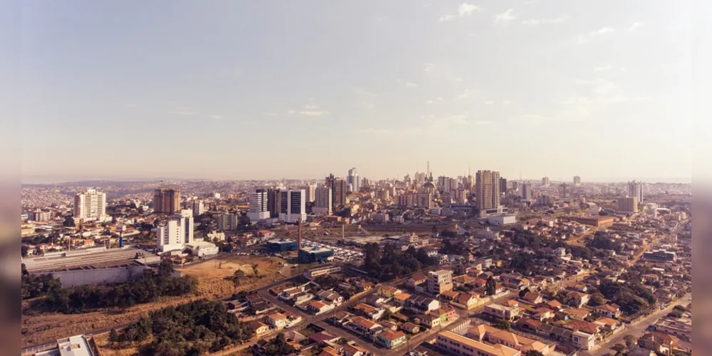 Uma cidade é feita daquilo que a referência. Com povos distintos e anseios também, a cidade é parte do que o imaginário aprisiona e escolhe como sendo o seu "lugar" numa vastidão de kms, ruas, espaços, construções sejam elas centenárias ou não, uma cidade é um organismo vivo e distinto, e é nesse lugar que o coração escolhe e o olhar aprisiona que se torna o melhor lugar para se viver. Nessa data especial de aniversário da cidade, a coluna RC convidou personalidades para contar qual é o seu local preferido e o motivo da escolha! Esse convite também faço a você, qual é o seu lugar preferido na nossa Princesa dos Campos?