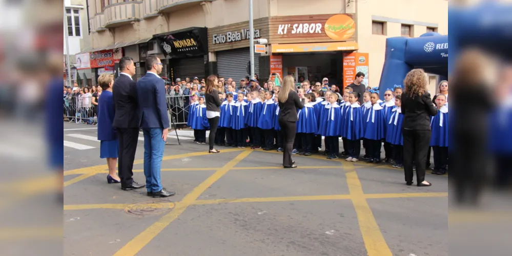 Em comemoração ao aniversário de 196 anos de Ponta Grossa, desfile encerrou às 13h deste domingo
