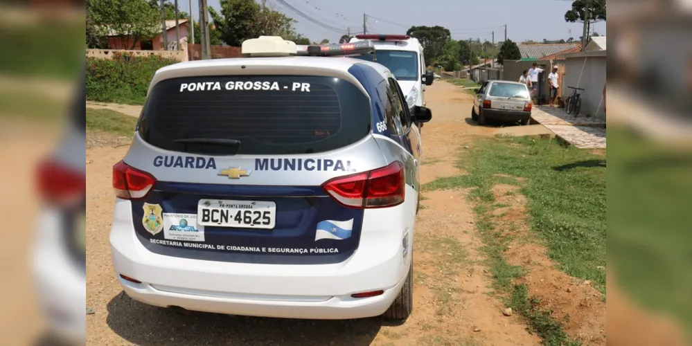 Guarda Municipal apreendeu um automóvel Fiat, com placas de Curitiba, com alerta de furto