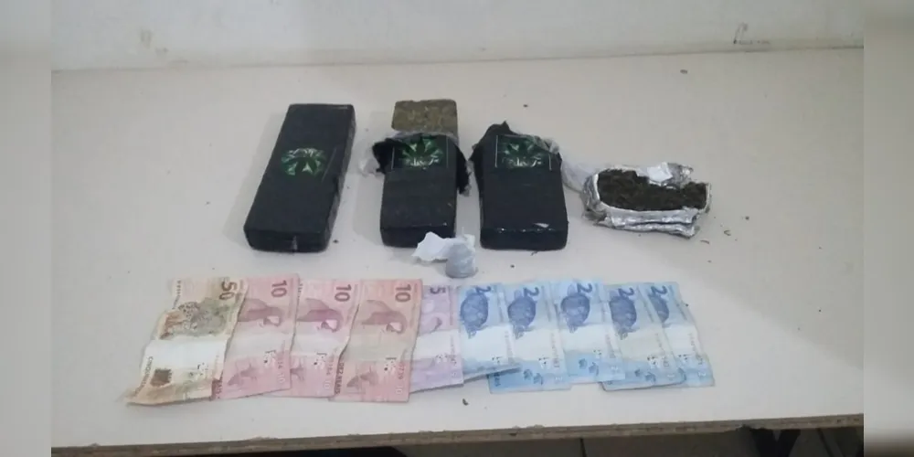 Policiais encontraram pouco mais de 1,3 KG de maconha na residência. Uma pessoa foi presa e um adolescente apreendido

