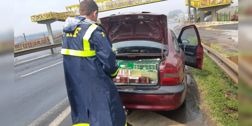 Ao todo a equipe de policiais encontrou 400 pacotes de cigarros, totalizando 4 mil maços


