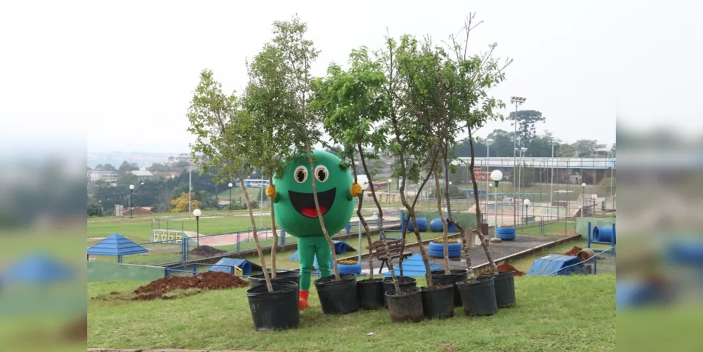 Secretaria deu andamento ao projeto de arborização nas áreas que compõem o Parque Linear para celebrar a data; local já conta com 263 árvores


