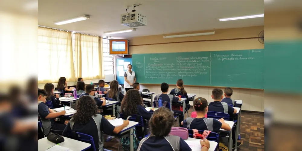 A mudança foi definida após consulta pública realizada pela Secretaria com servidores, estudantes e membros da comunidade escolar