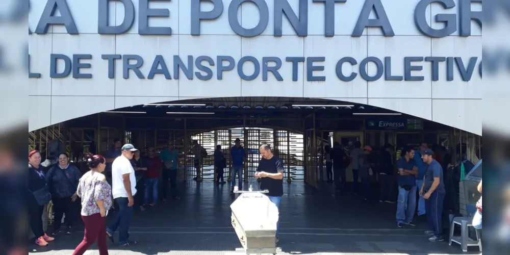 Manifestantes protestam contra aumento na tarifa. Desde o dia 20 deste mês a passagem custa R$ 4,30