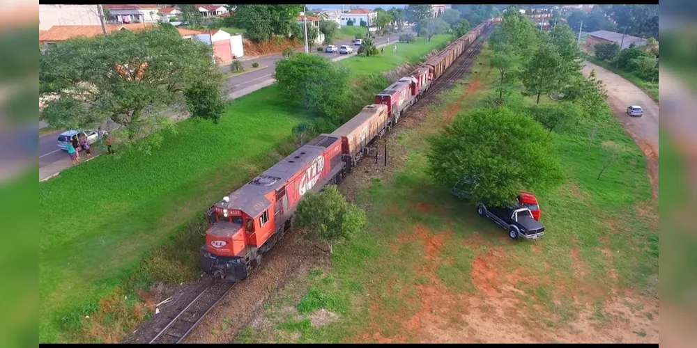 PR-438, entre Teixeira Soares e Ponta Grossa, terá tráfego alterado durante dois dias para restauração de linha de trem que cruza a rodovia

