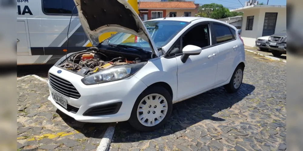 O veículo Ford Fiesta Hatch de cor branca, teria sido furtado na cidade de Foz do Iguaçu e estava com placas clonadas de um veículo com a mesma marca e modelo da cidade de Francisco Beltrão.