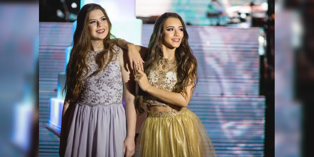 As irmãs Paula e Bruna Nascimento serão muito cumprimentadas pela passagem de seus aniversários nesta quinta-feira (3). Filhas do casal João Paulo e Cynthia Nascimento, as jovens esbanjam simpatia e beleza por onde passam. Da coluna RC os votos de alegrias e prosperidade.