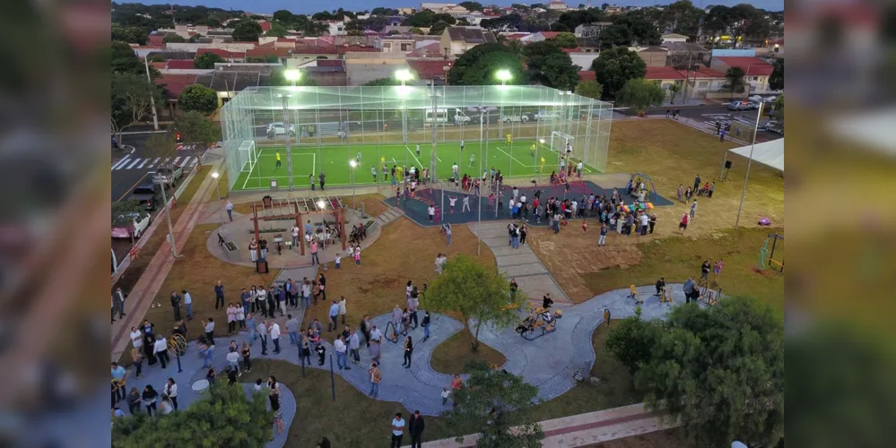 A cidade de Palmital na região Centro-Sul do Paraná está instalando o Meu Campinho, um espaço para prática de esporte e recreação construído nos municípios com recursos do Governo do Estado.