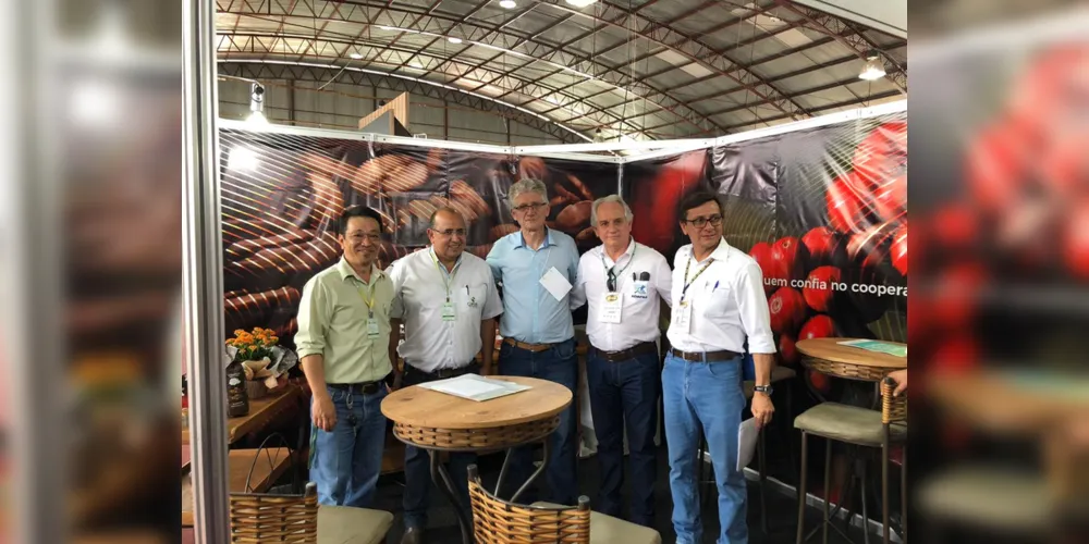 José Ryoti (agrônomo da CAPAL), Claudinei Vieira (gerente das unidades da Capal), Norberto Ortigara (secretário de Agricultura do Paraná), Mário Ferri (supervisor da Agência de Defesa Agropecuária do Paraná) e Fernando Vieira (chefe Núcleo Regional da Secretaria)