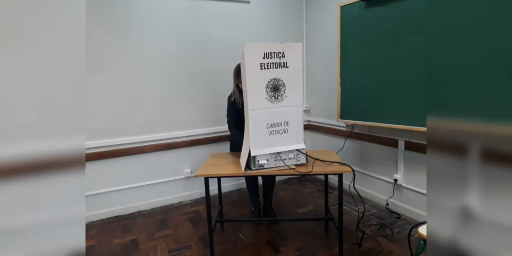 Eleitores se dirigiram ao Campus Central da UEPG no domingo (6) para conseguir votar