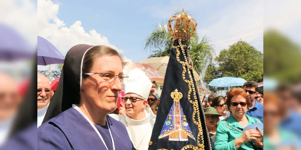 Procissão em honra a Nossa Senhora Aparecida segue pela Rua Dom Pedro II