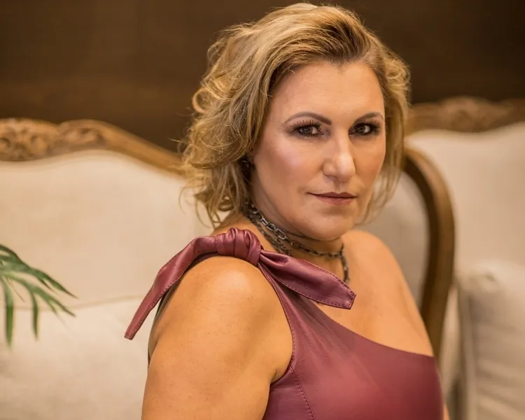 CELEBRAÇÃO - Marlowa Machado Rizental foi muito cumprimentada pela passagem de seu aniversário na última segunda-feira (21). Marlowa está sempre presente nos eventos sociais de nossa cidade, e é um nome atuante em prol da nossa comunidade, sempre envolvida em eventos beneficentes. Da coluna RC os votos de alegrias. FOTO: LAERTES SOARES

