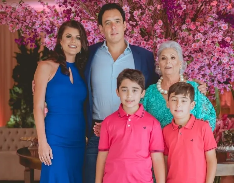 BRINDE A VIDA - Ana Claudia Justus será muito cumprimentada pela passagem de seu aniversário nesta quarta-feira (23). A data foi comemorada no último sábado (19), no Espaço Princess ao lado de mais de duzentas pessoas, entre familiares e amigos. Mãe dedicada de Frederico e avó amorosa dos pequenos Nicolas e Rafael, Ana brindou 7 décadas de amor a todos que a rodeiam. Da coluna RC os desejos de infinitas bênçãos pela sua vida.

