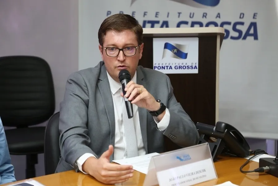 TROCA DE IDADE - O Procurador Geral do Município, João Paulo Vieira Deschk recebe os cumprimentos pela passagem de seu aniversário nesta quarta-feira (23). Da coluna RC os votos de prosperidade e alegrias.

