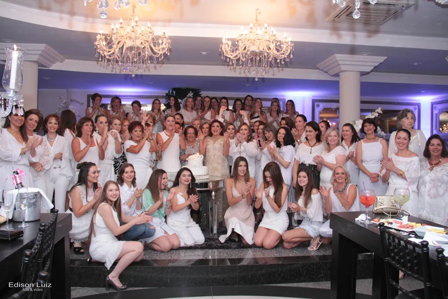 Clube promove festa todas as suas debutantes