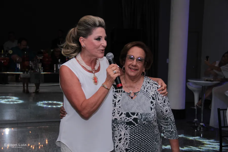 Clube promove festa todas as suas debutantes