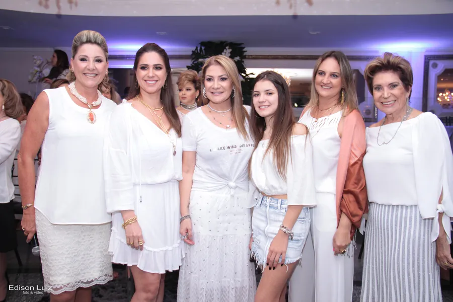 Clube promove festa todas as suas debutantes