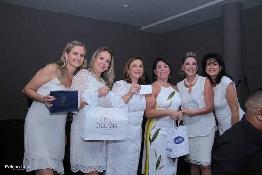 Clube promove festa todas as suas debutantes