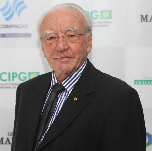 TROCA DE IDADE - O Diretor Presidente do Grupo Torre Blanca, Hilário Devicchi na última segunda-feira (21) foi muito cumprimentado pela passagem de seu aniversário. Da coluna RC os votos de realizações. 