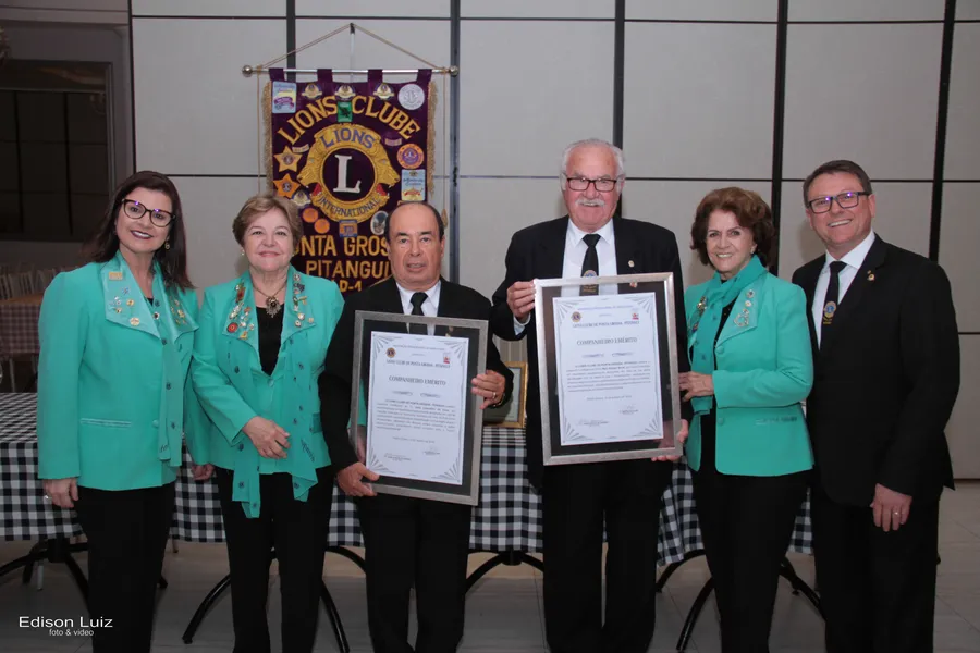 COMEMORAÇÃO. O Lions Clube Pitangui comemorou no dia 15 de outubro, a passagem dos 41 anos de atividades em nossa cidade. Na ocasião o casal Jucionari e Gilceu Suliani homenagearam Neri Aloisio Birck e José Leocádio da Cruz, com o título de Companheiro Emérito. 

