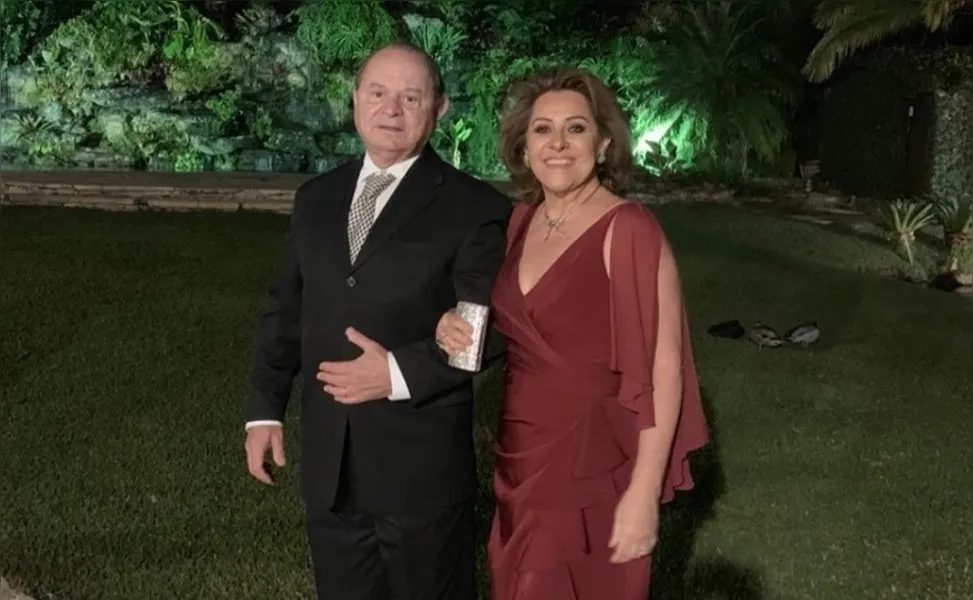 NIVER. Gilberto Hyczy reserva a quinta-feira (31), para brindar a passagem de seu aniversário. A data deve ser celebrada ao lado sua esposa Ana Lucia, dos filhos, netos, genro e nora. No registro especial Gilberto e sua esposa Ana Lucia. Da coluna RC os votos de realizações.

