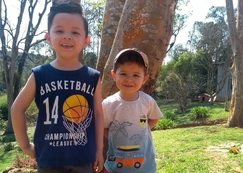 Os irmãos Emanuel de Lima Santana, de 4 anos, e Joaquim de Lima Santana, de 2 anos, são, acima de tudo, amigos inseparáveis para todos os momentos. 