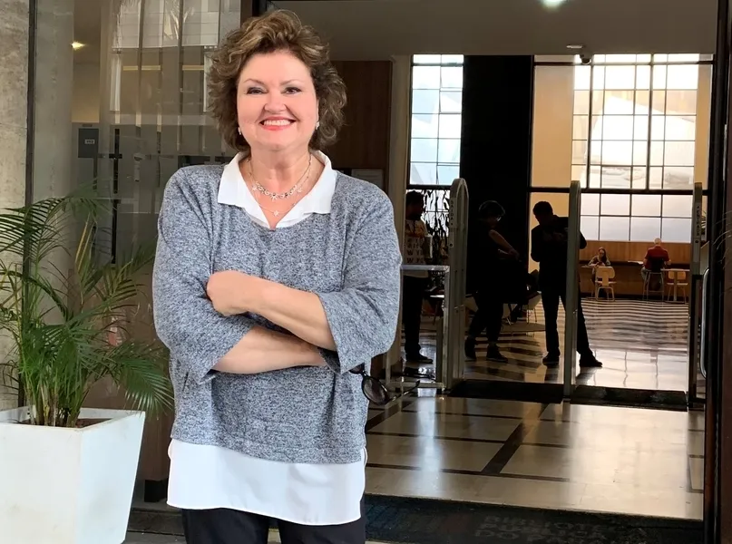 NIVER. Luísa Cristina dos Santos Fontes será muito cumprimentada pela passagem de seu aniversário nesta terça-feira (5). Luísa já é uma frequentadora assídua da coluna RC pelo seu brilhantismo na área Literária, como pesquisadora, professora e escritora. Na Academia de Letras dos Campos Gerais, Luísa é uma das mais atuantes membras da entidade, respondendo por importantes iniciativas desde seu surgimento. Simpatia e alegria completam a personalidade doce de nossa aniversariante, que também merece todo nosso desejo de sucesso e saúde. Parabéns Luísa, especialmente da coluna RC!