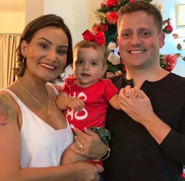 BDAY. Luana Valgas Martins celebrou no último domingo (3), a passagem de seu aniversário. No registro, Luana e seu marido Renato Vieira e a filha Liz.  Da coluna RC os votos de felicidades e saúde. 