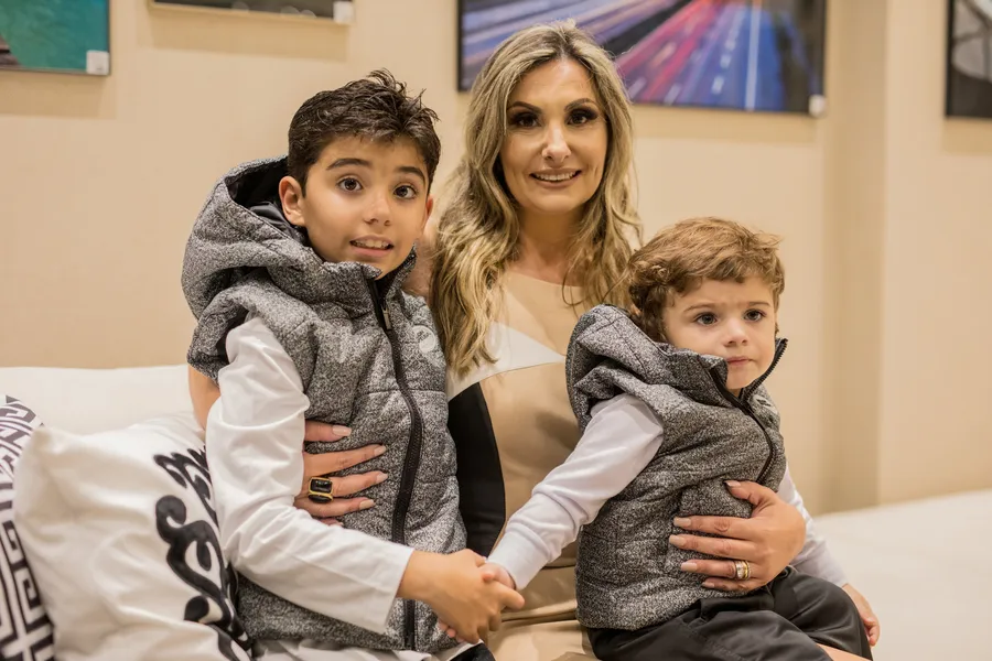FELICITAÇÕES. A advogada Silvia Schafranski foi muito cumprimentada pela passagem de seu aniversário na última segunda-feira (4). No registro Silvia e seus filhos Lúcio e
Jonas Henrique Schafranski Pereira. Da coluna RC os votos de alegria e sucesso.
