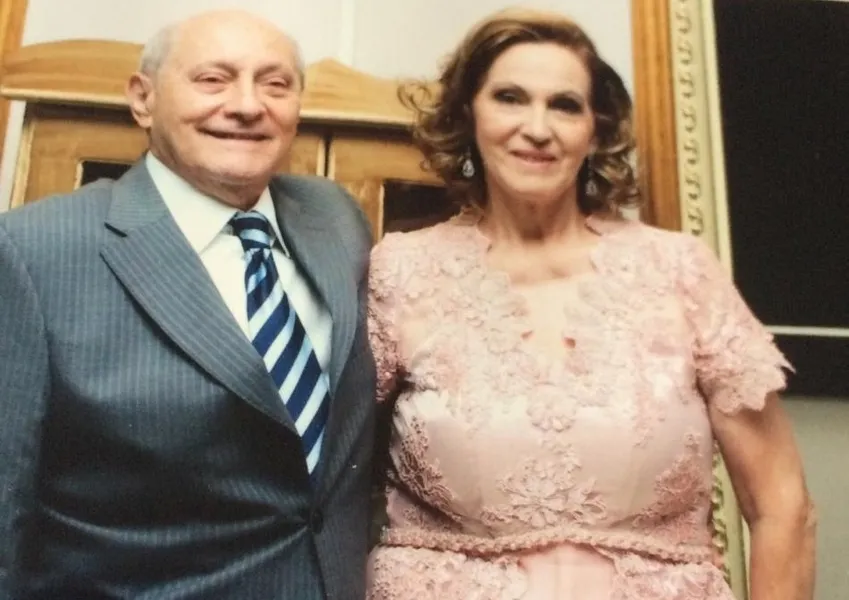 Jurandir Teixeira da Silva foi muito cumprimentado pela passagem de seu aniversário no último sábado (9). No registro, Jurandir e sua esposa Maria Teresa Teixeira da Silva.  Da coluna RC os votos de realizações.