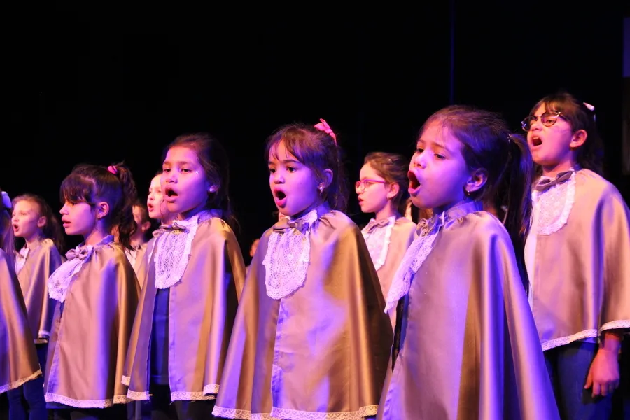 Na segunda-feira (18) os corais das escolas municipais se apresentaram no Cine Teatro Ópera