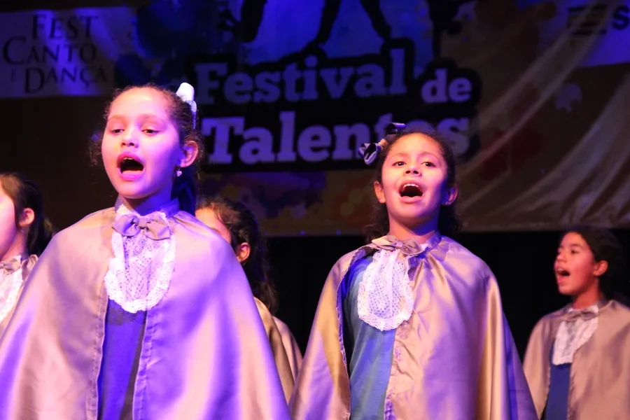 Na segunda-feira (18) os corais das escolas municipais se apresentaram no Cine Teatro Ópera