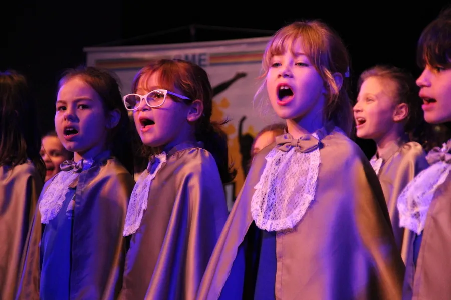 Na segunda-feira (18) os corais das escolas municipais se apresentaram no Cine Teatro Ópera
