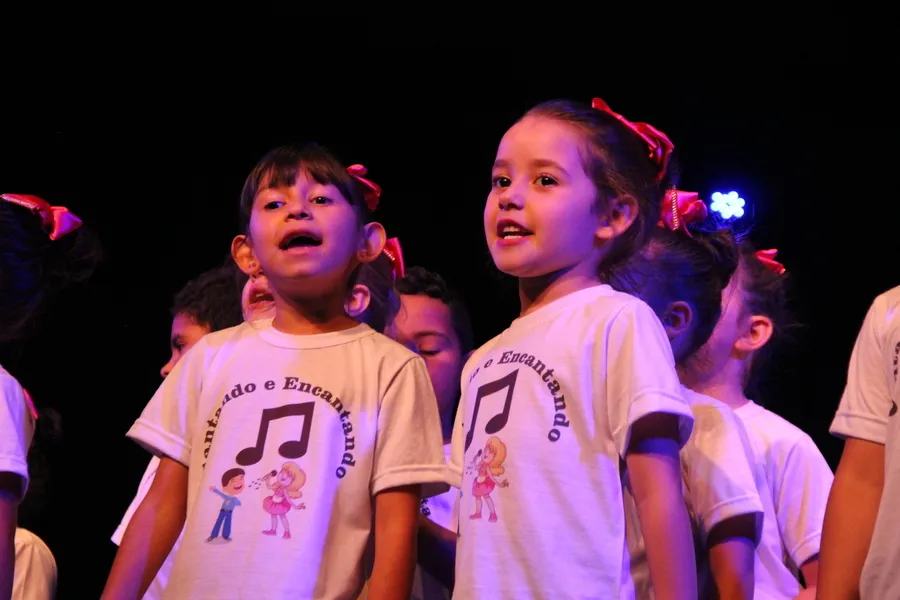 Na segunda-feira (18) os corais das escolas municipais se apresentaram no Cine Teatro Ópera