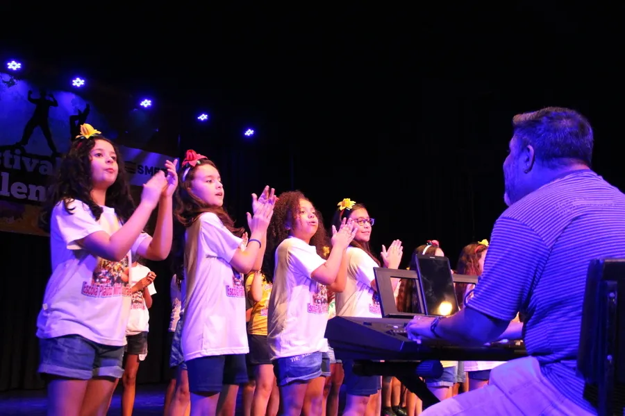 Na segunda-feira (18) os corais das escolas municipais se apresentaram no Cine Teatro Ópera