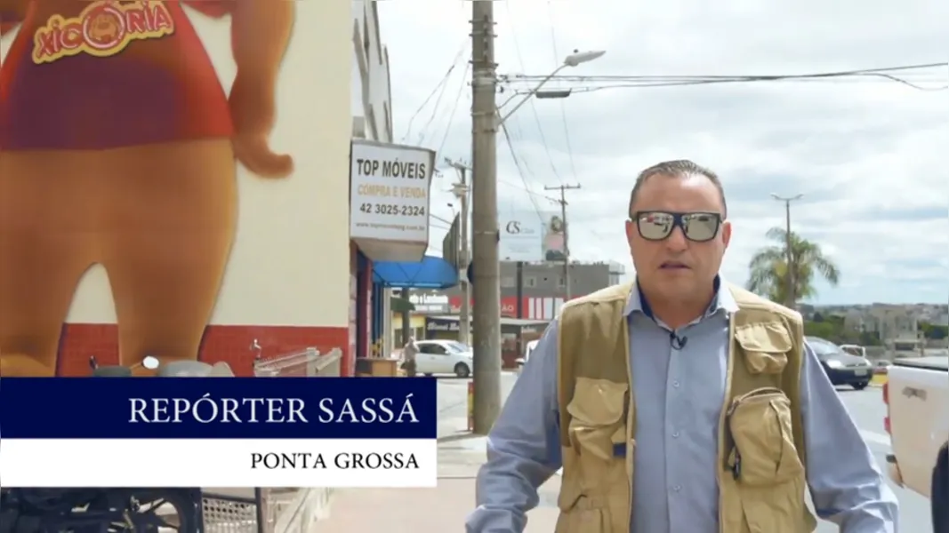 Outra técnica usada pelos comediantes para gerar maior identificação do público é a participação de figuras populares da cidade, como o Repórter Sassá