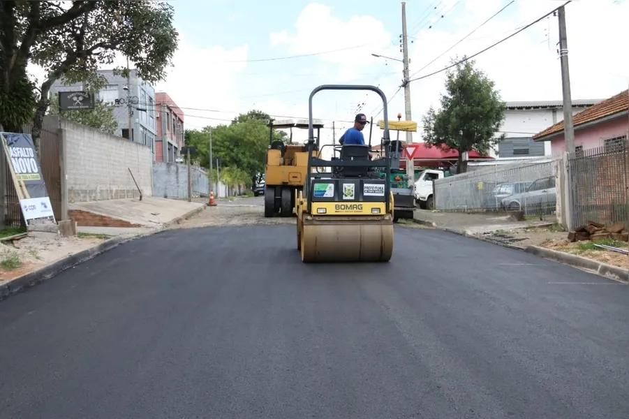A garantia do serviço é de cinco anos após da conclusão da mesma. A obra inclui terraplenagem, galerias pluviais, sub base, base, meios fios e asfalto
