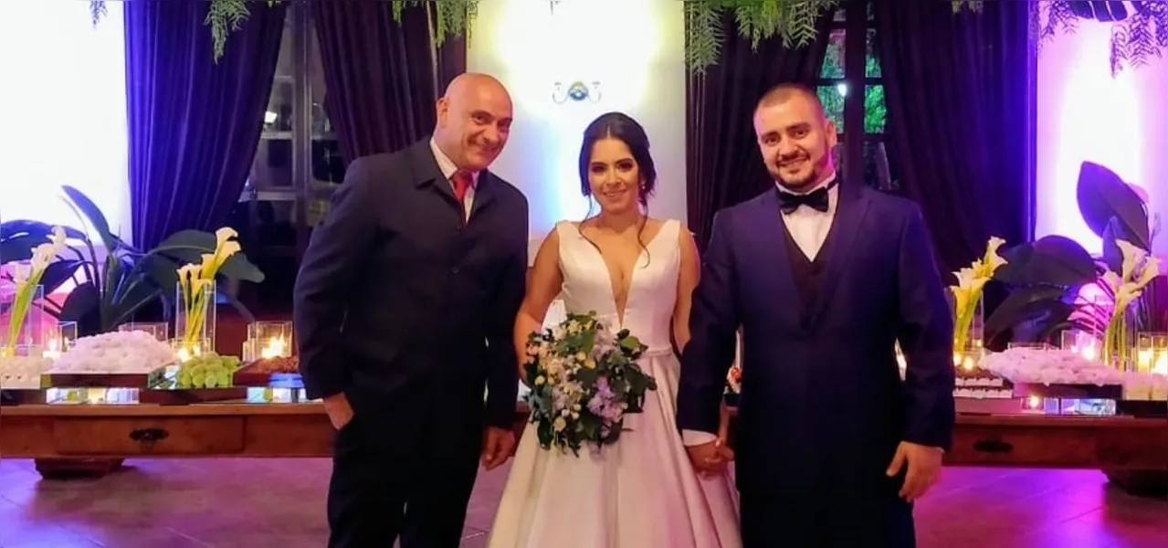 Recentemente nas dependências da Casa Velha Eventos, aconteceu a troca de alianças de Lucas Severo e Amanda Castilho Severo. No registro especial, o casal e Dionny Alves. Da coluna RC os votos de união e alegrias. 