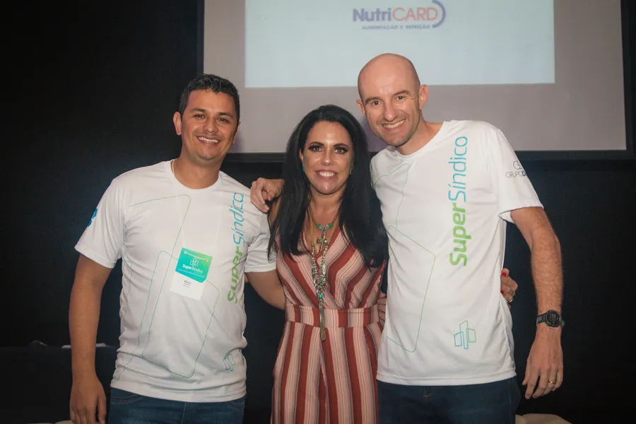 Mestre de Cerimonias e Responsável pela Organização do Super Síndico, Nadja Marques festeja o sucesso da iniciativa com Willian dos Santos e Luciano Doll, proprietários da empresa Super Zelo, organizadora do evento que reuniu mais de 180 síndicos.