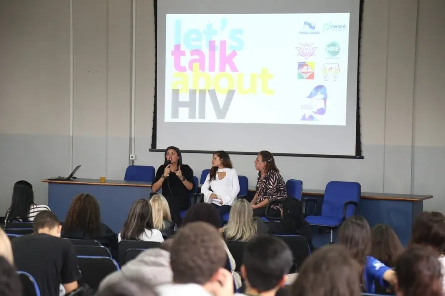 Jovens participam de oficinas sobre HIV, IST e Gravidez