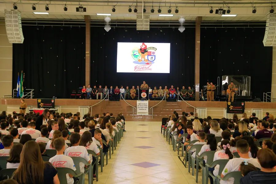 Grupo de estudantes dos quintos anos das escolas públicas municipais participaram de formatura para celebrar o aprendizado