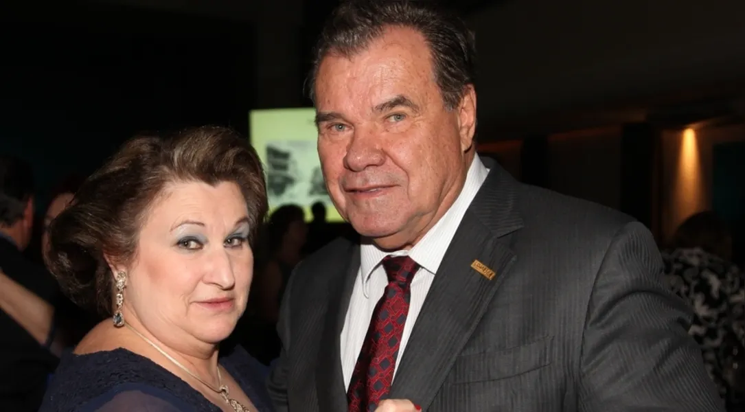  Cirlei e Jeroslau Pauliki, nesta quinta-feira (12), brindaram seus 49 anos de feliz união, bodas de Heliotrópio. O casal é ativo em diversos trabalhos e ações sociais de nossa cidade, além de serem exemplo de amor incondicional a sua família. Da coluna RC os votos de felicidade infinita. 