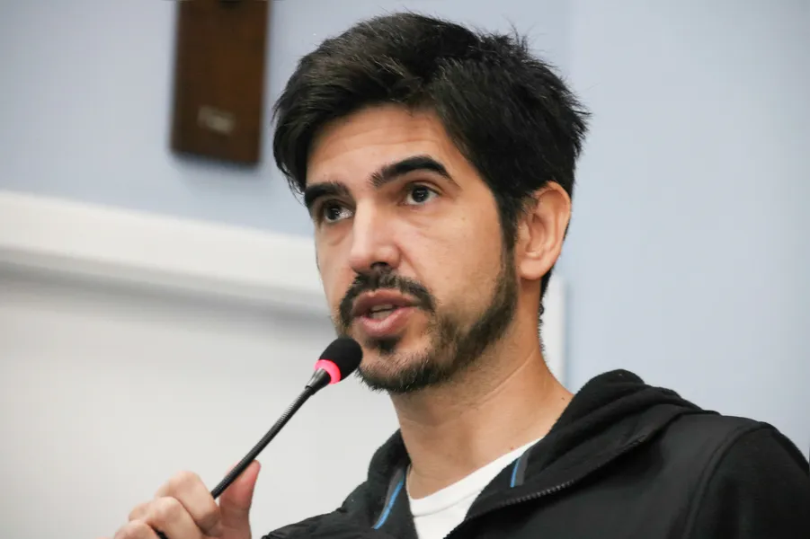 NIVER- Eduardo Guimarães Kalinoski receberá nesta quinta-feira (9), as felicitações pela passagem de seu aniversário.  Eduardo exerce o cargo de vereador, e vem se evidenciando ocupando lugar de destaque no Legislativo Municipal. Da coluna RC os votos de sucesso em sua caminhada.